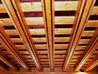 dřevěný strop ošetřený lněným olejem