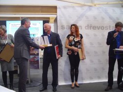 Pan Vít Nohejl předává hlavní cenu zástupci společnosti Avanta system