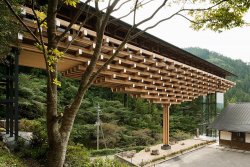 drevostavba-galerie-v-drevenem-mostu-japonsko-exterier-uvodni