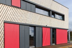 moderni-drevostavba-drevena-fasada-cervene-rolety