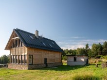 Moderní roubenka v trampské osadě