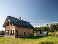 Moderní roubenka v trampské osadě