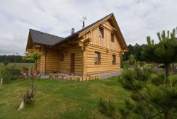 Drevoastavby.cz | Masivní srub v Železných horách odolal i vichřici