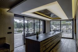 moderni-interier-kuchyne-drevo-velkoformatova-okna