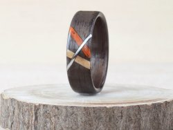 dřevěný prstýnek na dřevu