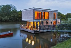 houseboat-komarno-drevostavba-na-vode