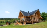 Vymazlený srub na Šumavě, který hlídají medvědi