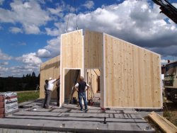 stavba domu z dřevěných panelů