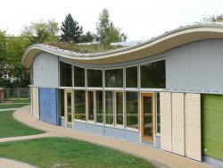 Mateřská škola v Heidenau je vystavěna jako dřevostavba v pasivním standardu, samozřejmostí je tedy i funknčí rekuperace. Čidla kontrolují znečištění vzduchu a při překročení nastavených hodnot větrají.