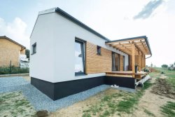 DrevoaStavby.cz Easyhomes _drevostavba-easy-48-s-terasou-a-pergolou-ve-vsenicich