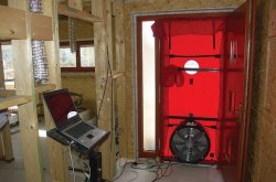 drevostavba-blower-door-test-provadeni-pomoci-velkoprumeroveho-ventilatoru-tinified