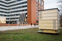 drevene-utulny-studenstsky-projekt-cvut-instalace-pred-budovou