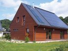 drevostavba-nulovy-dum-drevena-fasada-solarni-panely