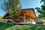 Elegantní srubový bungalov s vůní finské borovice si nechali postavit na klidné stáří