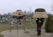 Krmítko s rákosovou čepicí včetně opracované nohy nesoucí krmítko od společnosti Atiss