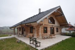 Drevoastavby.cz | Je lepší dřevěné stěny v interiéru dřevostavby natírat, nebo ponechat surové?