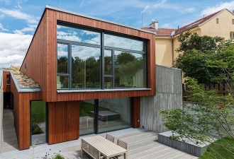 Dřevostavba vklíněná mezi domy úvodní foto
