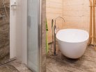 koupelna-interier-masivni-drevostavba-skleneny-sprchovy-kout-volne-stojici-vana-vyrez