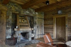 stare-drevo-luxwood-interier-dreveny-obklad-sten-obyvaci-pokoj-krb-drevene-dvere