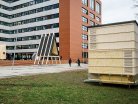 drevene-utulny-studenstsky-projekt-cvut-instalace-pred-budovou
