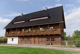 tradiční dřevěný roubený dům 2