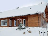 roubenka s bílými okny