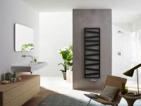 Zehnder Ribbon_160-050-black_Connection_Exclusive_chrome_middle-withChair-inInterior_Print_67087 ok