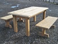 dřevěný stůl a židle z recyklovaného dřeva