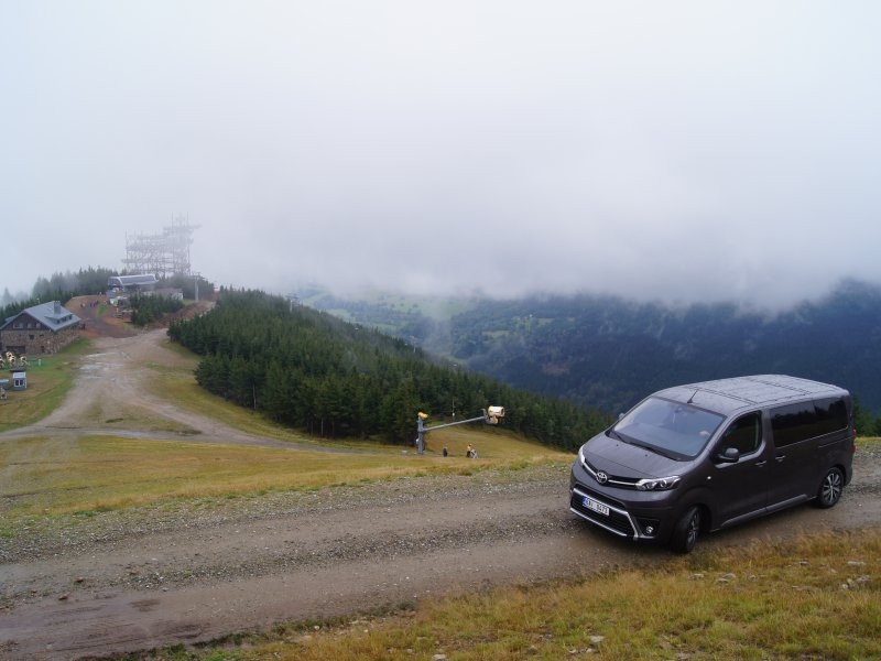 stezka v oblacích dřevoastavby a toyota