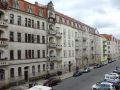 Pasivní dřevostavba bytového domu v Drážďanech - protější strana ulice