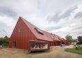 Rudá stodola s moderními prvky – kýč nebo umělecké dílo?