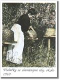 Včelařka se slaměnými úly - kolem roku 1910
