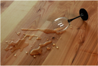 Masivní dřevěná podlaha a rozitá voda