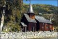 Norský kostelík natřený dřevním dehtem.