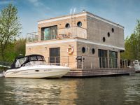 moderní dřevostavba plovoucí na vodě