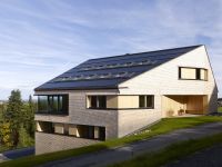 dřevostavba ve svahu