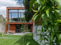 dřevostavba v proluce mezi domy