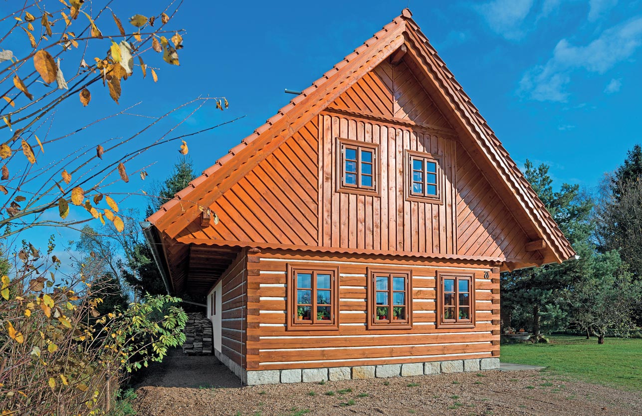Dům z časopisu Sruby&Roubenky: <small>Tradiční poloroubenka obložená cedrem</small>