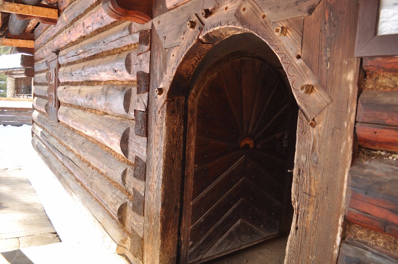 Detail zdobeného rámu dveří v roubence z povalů