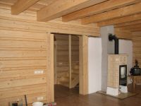 Detail interiéru obývacího pokoje nedokončené roubenky.