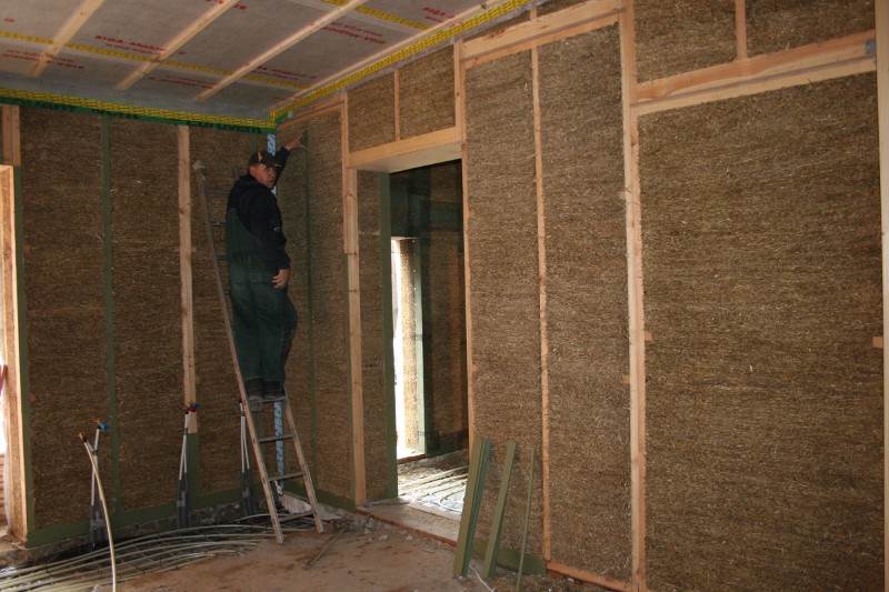 stavba domu ze slaměných panelů