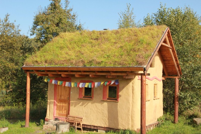 Slameny domek se zelenou strechou