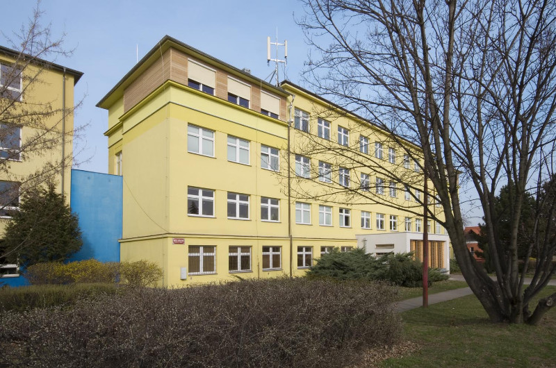 Škola v Čakovicích má dřevěnou nástavbu