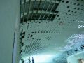 Strop návštěvnického centra v průběhu instalace perforovaných zakřivených dvouvrstvých desek FERMACELL