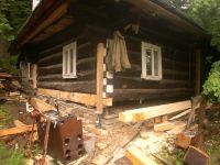 3 Zvedání roubených stěn a výměna spodních trámů