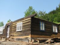 6 Po výměně spodních trámů a usazení roubenky