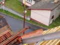 Na proložky závětrné lišty je nasazen krycí plech