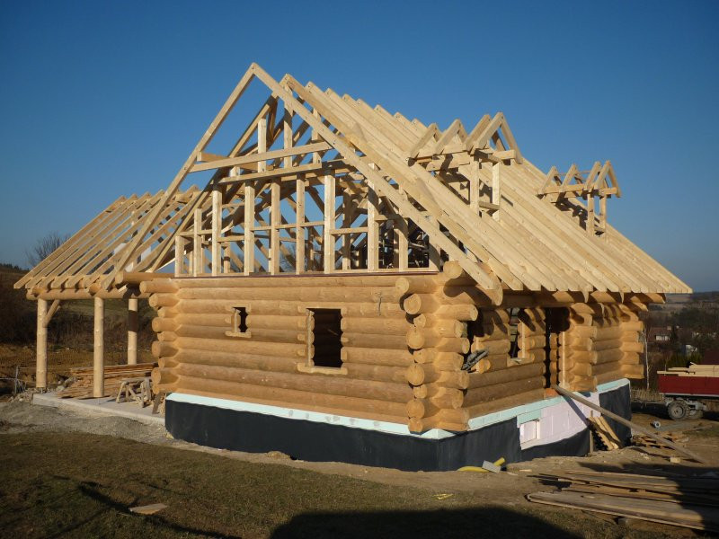 krov vázaný na srubu 