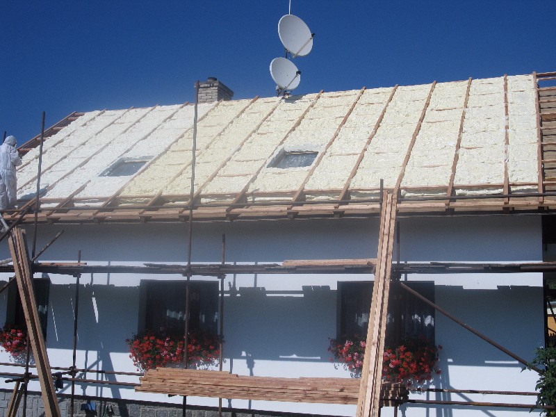 zateplení šikmé střechy izolační pěnou