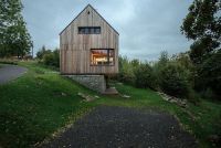 Při stavbě domu se museli vypořádat se skalnatým podložím. Základy domu doslova tančily mezi žulovými masivy